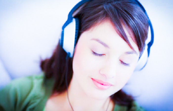 Meditar con música relajante potencia tu felicidad