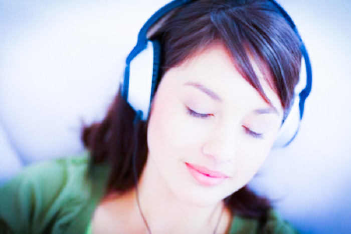 Meditar con música relajante potencia tu felicidad