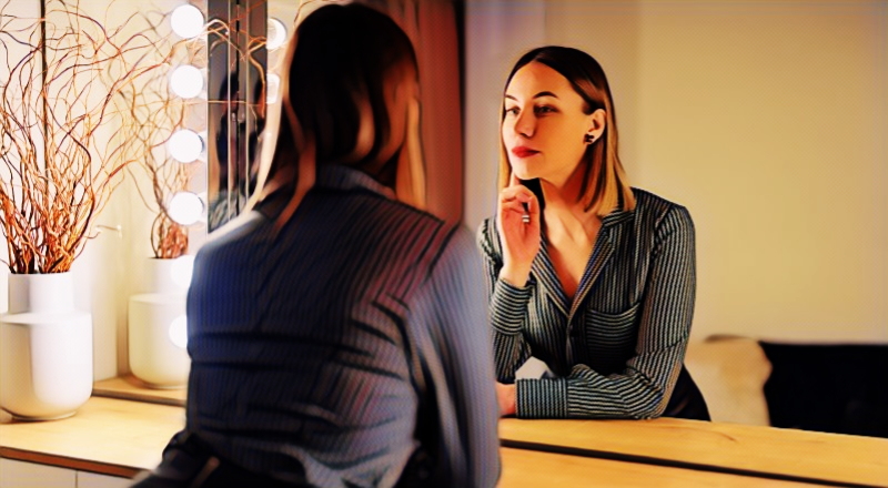 Mujer frente a un espejo