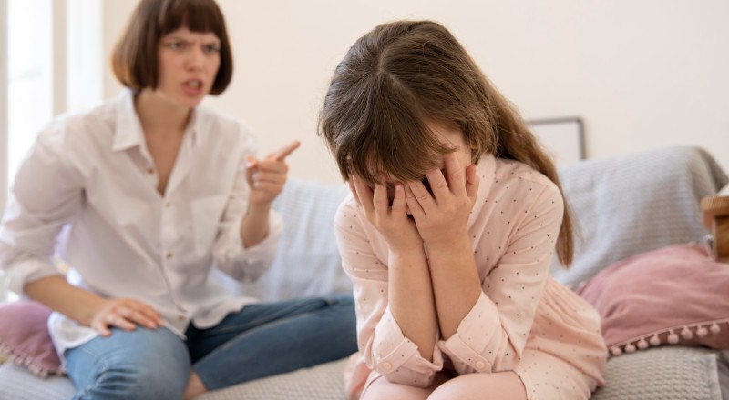5 señales de que fuiste criado por padres narcisistas y sus consecuencias en la vida adulta